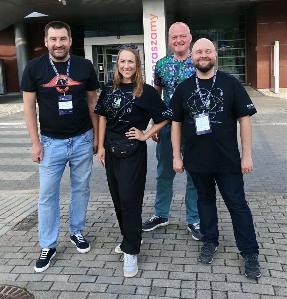 Zespół OTOLITH przed budynkiem Uniwersytetu Gdańskiego podczas Baltic Dual Use Hackathon 2026